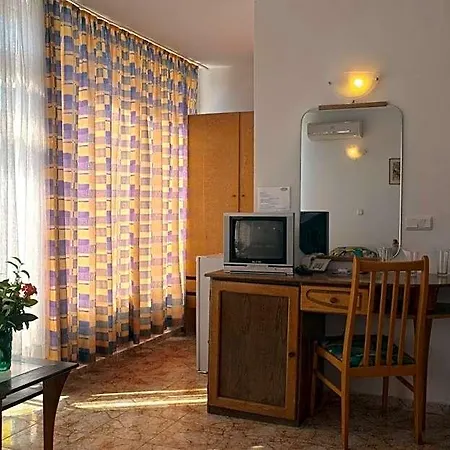Sunny Varshava Готель